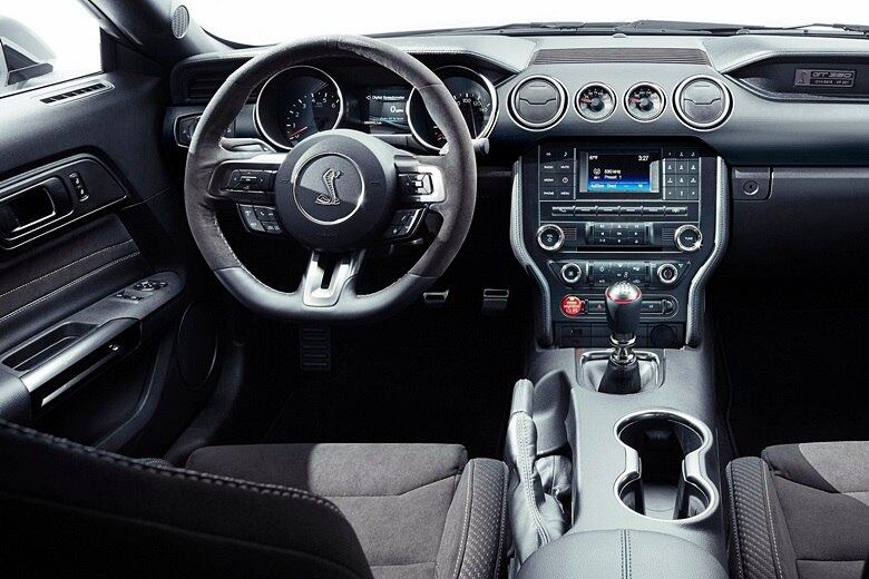 Por dentro, o Shelby GT350 mantém as principais linhas do Mustang GT, mas usa materiais específicos, como cromados e molduras com superfície brilhosa. A Ford também mexeu no quadro de instrumentos, de modo a fazê-lo refletir toda a agressividade da versão. O volante de base achatada também é exclusivo do modelo

Saiba tudo sobre carros! Acesse www.r7.com/carros