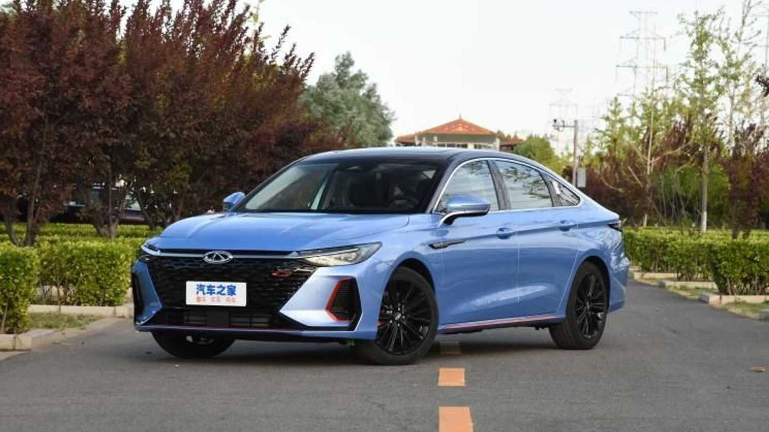 Versão esportiva tem opções de cores mais vivas, luzes auxiliares, rodas na cor preta e outros itens