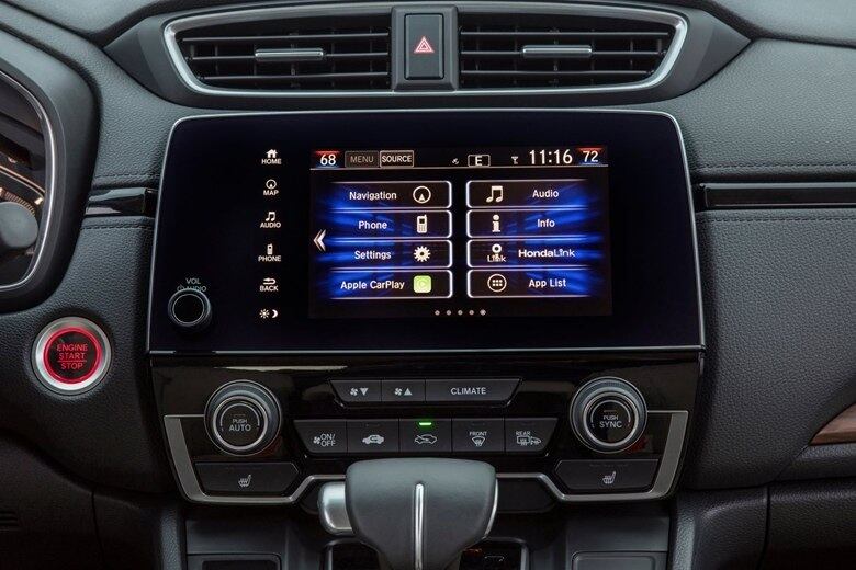 O sistema de áudio do CR-V é compatível com as plataformas da Apple e Android CarPlayTM Auto, dando aos clientes uma integração perfeita de características de smartphones e funções chave, incluindo a navegação GPS e recursos de pesquisa controlado por voz. Possuindo polegadas 