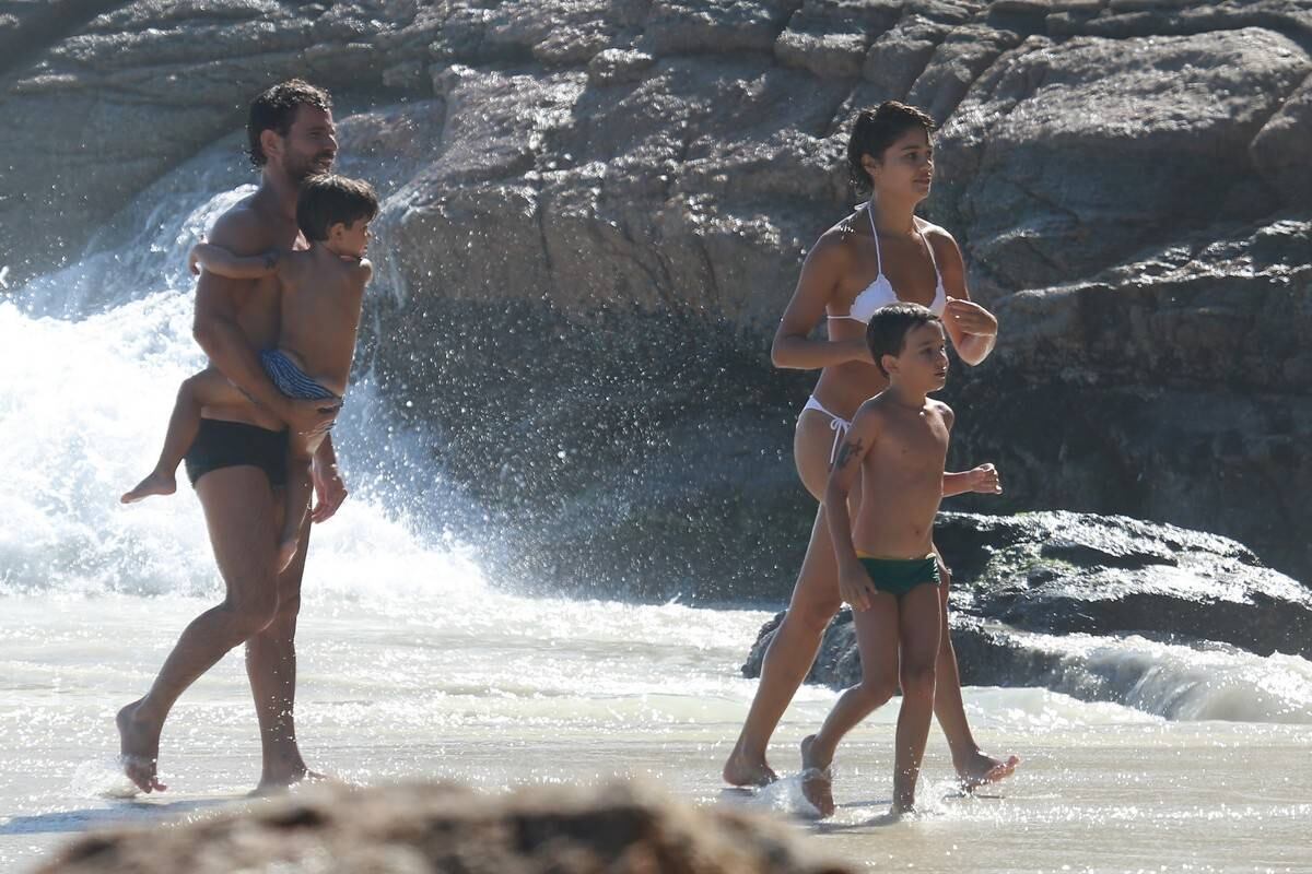 Sophie Charlotte e Daniel de Oliveira se divertem em praia com a família