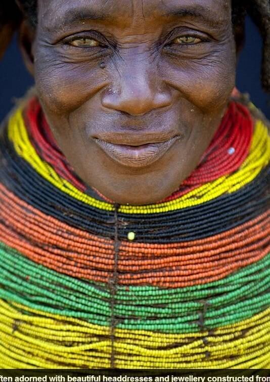 Porém, nem todos os chapéus são feitos de pano. Alguns são construídos com 12 caudas de vacas costuradas e decoradas com conchas. 

A maioria dos membros da tribo sobrevive do cultivo de gado e milho. Mas as mulheres são as grandes responsáveis pelo bem estar da tribo 