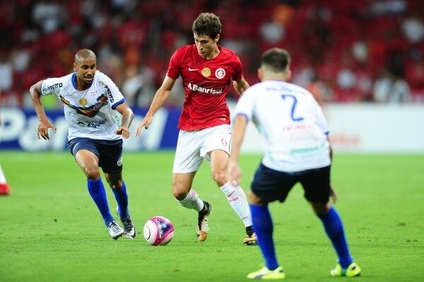 O volante Rodrigo Dourado estreou pelo profissional do Inter em janeiro de 2012