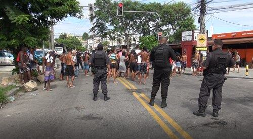 Moradores de Cordovil protestam pela morte de adolescente em comunidade da região