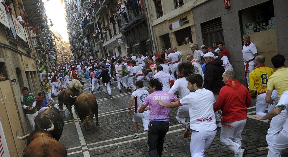 A tradicional corrida dos touros
acontece durante toda a semana e consiste em um percurso de 800 m no qual os participantes fogem dos animais pelas ruas da cidade
