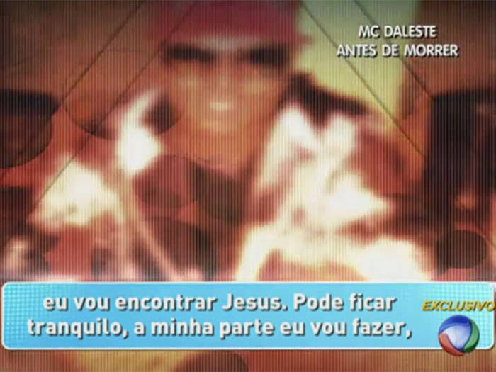 

Vagando na escuridão, não...Eu vou em direção à luz, eu vou encontrar Jesus.
Pode ficar tranquilo, a minha parte eu vou fazer,



+ Aproveite e confira as matérias do programa Domingo Show

+ Já curtiu a página do Domingo Show no Facebook? É só clicar!

+ Siga o Domingo Show no Twitter e receba todas as notícias do programa
