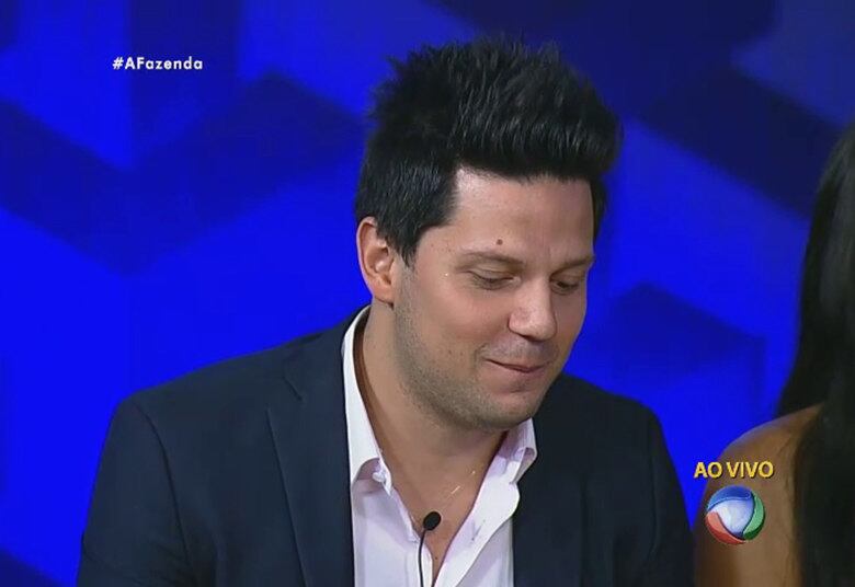 Por fim, o ex-peão aproveitou a participação no programa especial para se desculpar com Minerato e sua família.
— Falei algumas inverdades sobre Ana Paula, algo que pode ter denegrido a imagem dela e quero aproveitar a oportunidade para pedir perdão para ela e para a família dela
+ Justus lamenta ausência de Mara Maravilha em noite da lavagem de roupa-suja
+ Ana Paula parabeniza Douglas pela vitória: "Estava escrito nas estrelas pra esse carinha ganhar"+ Douglas Sampaio é o campeão de A Fazenda 8. Relembre a participação do vencedor