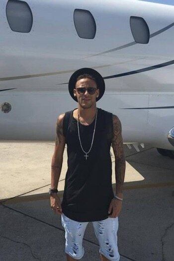 Depois de passar o Natal em sua mansão no Guarujá, Neymar pegou um
jatinho rumo ao Rio de Janeiro, disposto a aproveitar as maravilhas da
capital fluminense