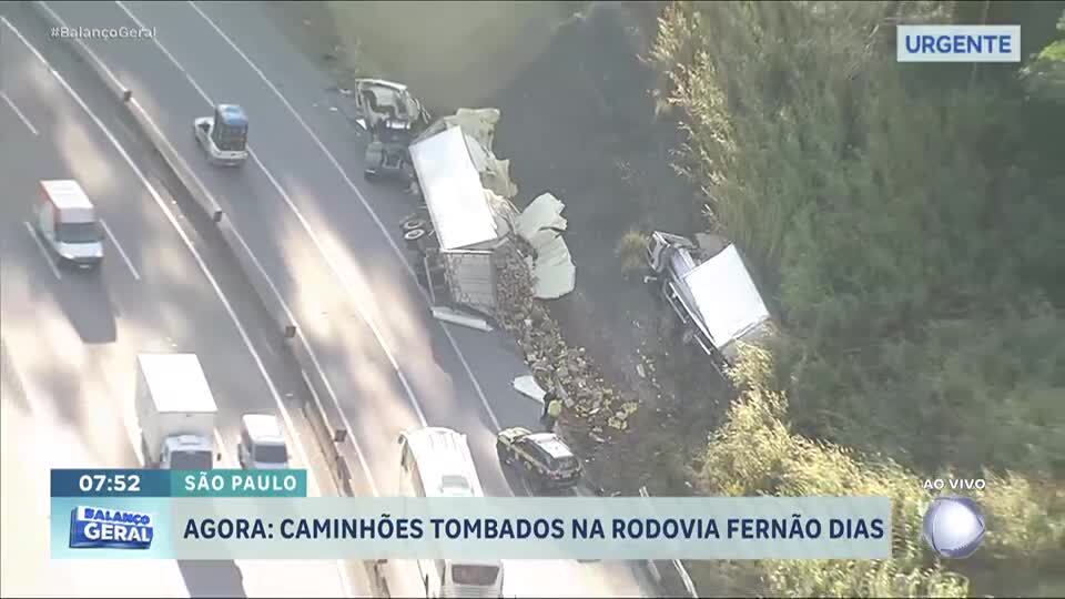 Acidente entre caminhões espalha carga de frutas na rodovia Fernão Dias, em São Paulo
