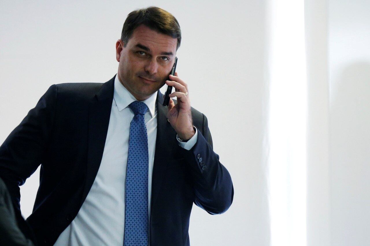 Flávio diz que vai devolver verba da viagem na terça-feira