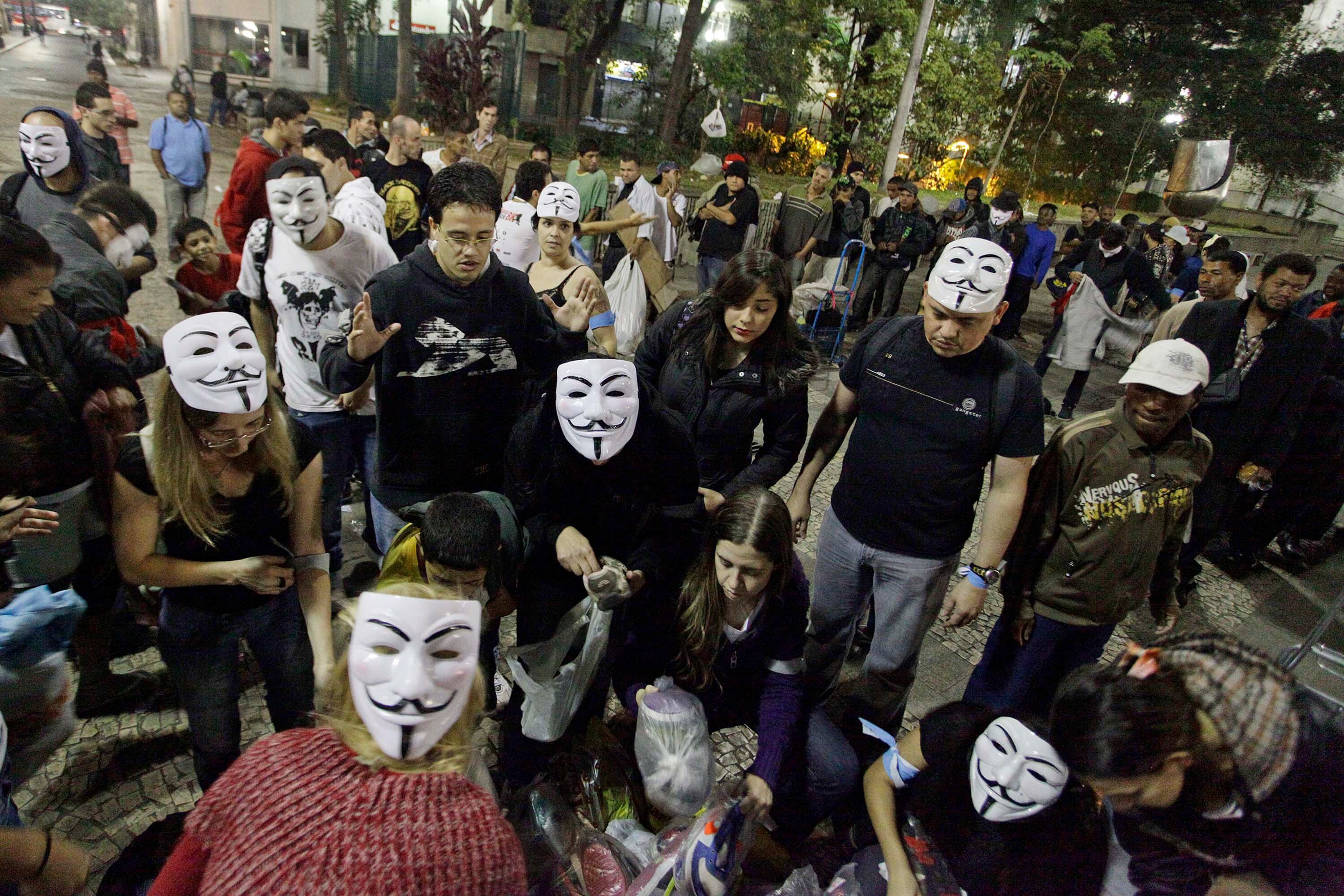 O Anonymous é um conjunto de pessoas que se reúne, principalmente na internet, para protestar e reivindicar direitos da população. O grupo conta com representantes em diversas partes do mundo