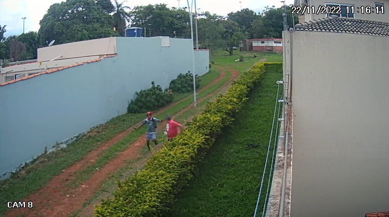 Idoso fugindo do homem no momento do assalto