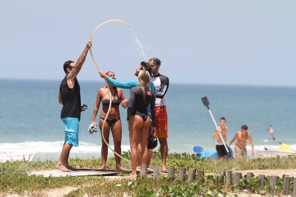Bruno Gagliasso e Ricardo Pereira praticam stand up paddle na praia da Barra da Tijuca, no Rio
