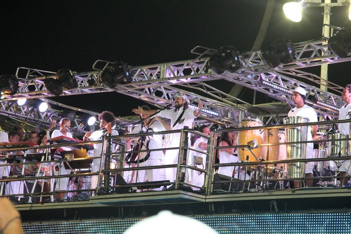 O cantor tocou para uma multidão