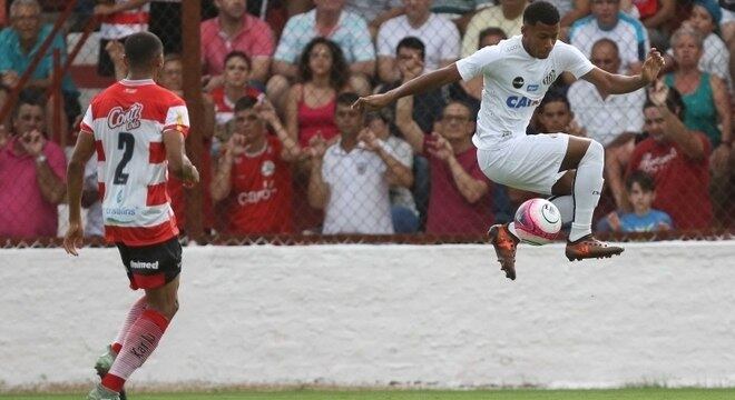 Jovem Arthur Gomes foi um dos destaques da vitória do Santos sobre Linense