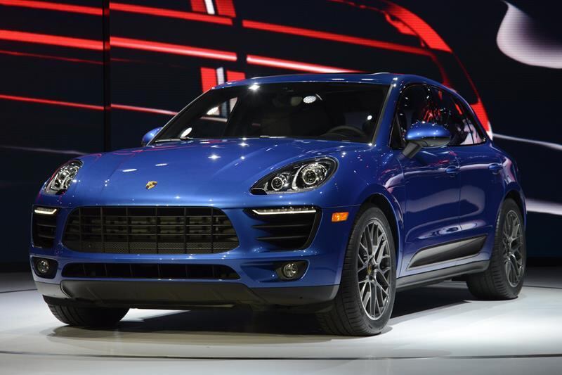 Um dos destaques do Salão de Los Angeles (EUA) foi o Porsche Macan, jipinho urbano menor e mais barato que o Cayenne. Apesar do tamanho reduzido, o motor segue o DNA esportivo da montadora alemã e entrega, na versão de entrada, 344 cavalos de potência. Saiba mais
Saiba tudo sobre carros! Acesse www.r7.com/carros