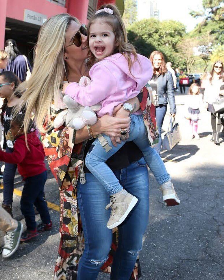 Com o sucesso de seu canal no YouTube, casada e mãe de Valentina, Mirella se diz realizada profissional e pessoalmente. Mamãe coruja, ela se derrete pela filha.

— Às vezes, fico olhando ela brincando e penso: é tudo que queria. Sempre tive sonho de construir minha família e hoje eu tenho
