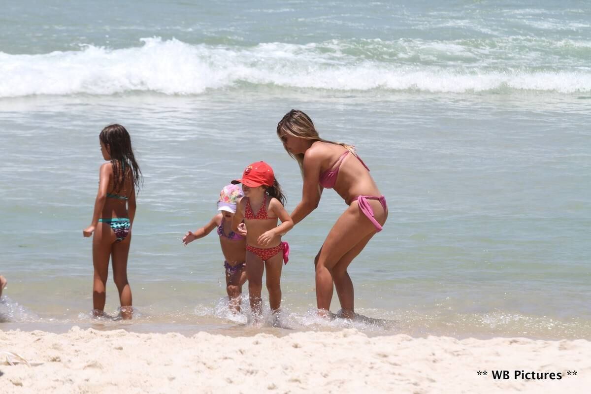 Lívia Lemos aproveitou esta sexta-feira (31) e foi para a praia da Barra da Tijuca junto com amigas   

