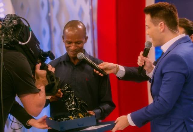 A emocionante história do homem de 12 dedos que foi demitido por não poder usar luvas  terminou com uma grande surpresa
