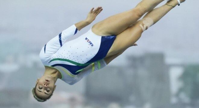 INÉDITO - A tarde desta quarta-feira marcou um feito inédito para o Brasil: pela primeira vez na história, o país avançou à semifinal do Mundial de Ginástica de Trampolim. Camilla Gomes e Alice Gomes (não há relação de parentesco) foram as atletas responsáveis por garantir a vaga: elas ficaram em 13º e 17º lugares na qualificatória do trampolim individual feminino, respectivamente. As finais serão no sábado, mas as brasileiras voltam ao trampolim já nesta quinta-feira no sincronizado feminino.
(Foto: Ricardo Bufolin/CBG)