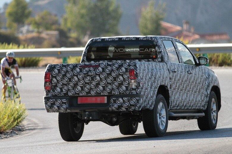 Pouco mudou na parte traseira, preservando as características do atual modelo vendido por aqui...