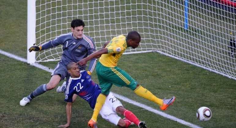 França 1 x 2 África do Sul — 2010 — A França, finalista da Copa anterior, passou vergonha em solo africano ao cair sem nenhuma vitória na primeira fase. O resultado mais surpreendente foi a derrota para a dona da casa, a África do Sul, que também não avançou, mas deu grande alegria à sua torcida com a inesperada vitória sobre os franceses