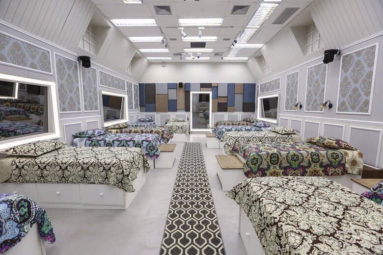 A nova sede do reality show A Fazenda está bastante diferente! Em nova localização, o espaço aposta em ambientes mais claros, com inspiração nas casas de campo americanas, sabe? Olhe só como o quarto está mudado!