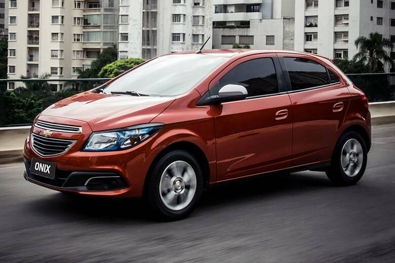 O câmbio é o manual de cinco marchas. Entre outras características, o Chevrolet Onix se destaca por oferecer um bom espaço interno, com 2,52 metros de distância entre-eixos. Já o porta-malas é apenas razoável, com 280 litros

Saiba tudo sobre carros! Acesse R7.com/carros