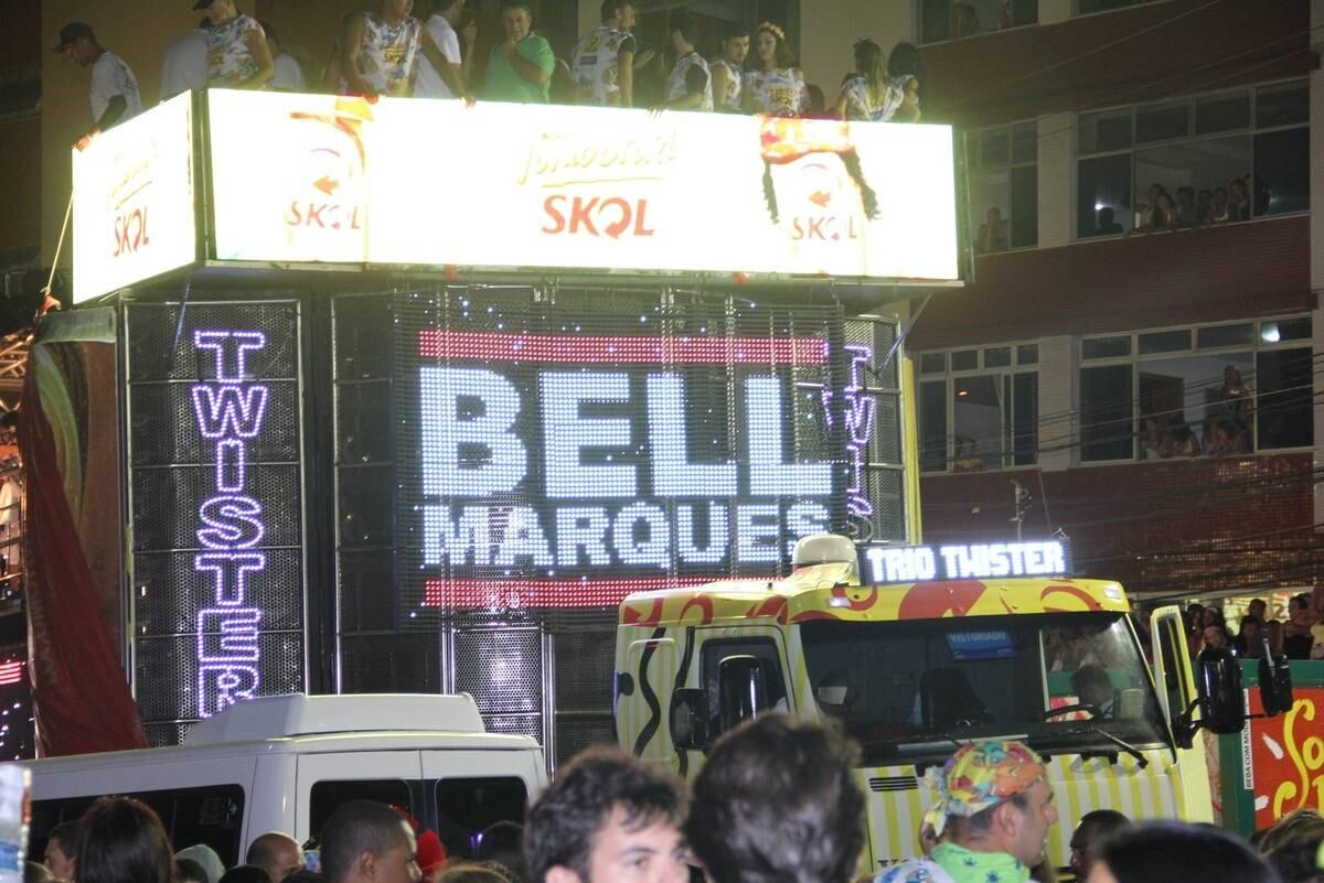 Camilla ainda subiu no trio-elétrico