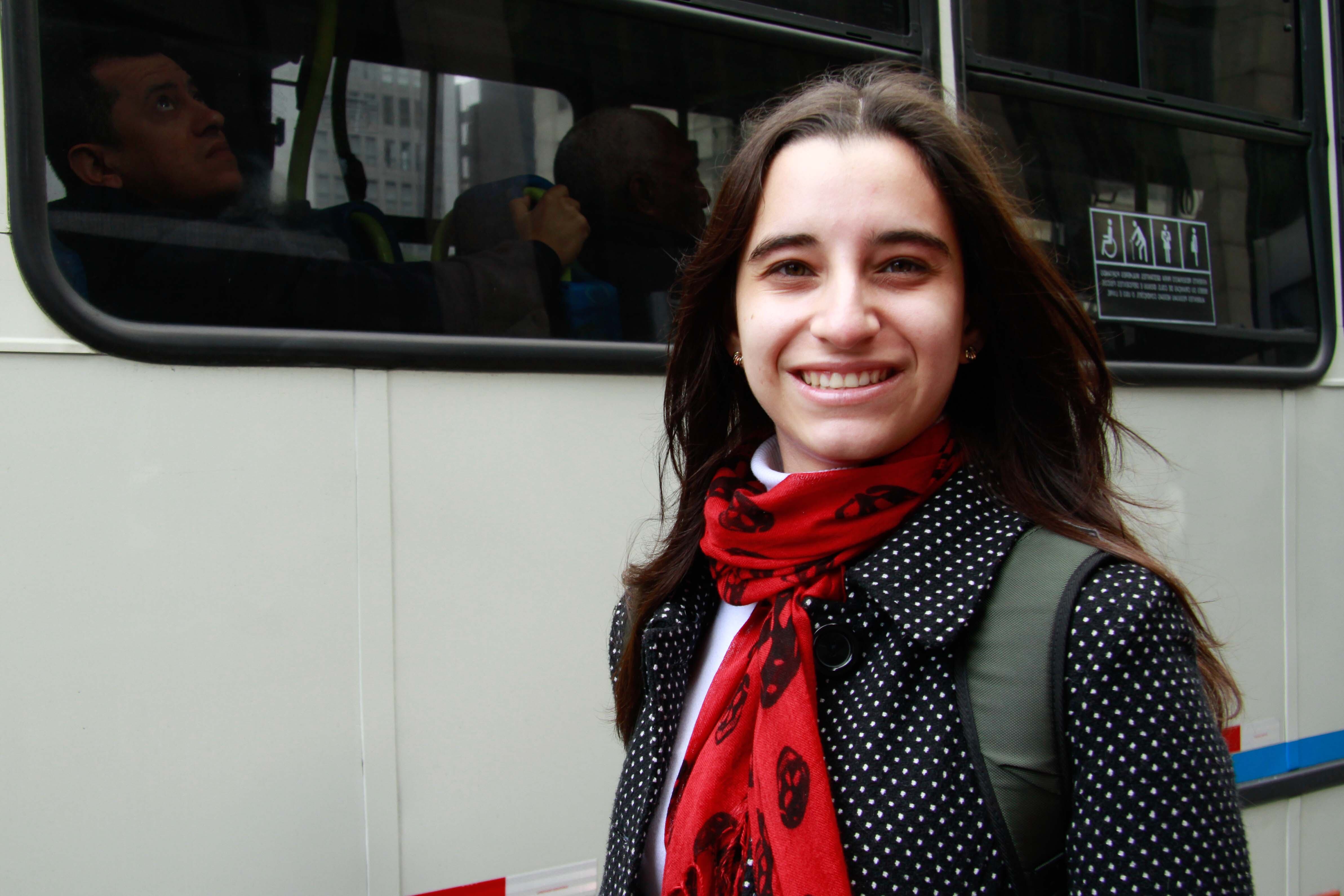 Na opinião da passageira Rafaela Castilho, as faixas ajudam os usuários, mas prejudicam os motoristas.

— Eu gosto da faixa exclusiva, assim como eu gosto da ciclofaixa. Eu não ando de carro, mas eu estou vendo que está complicando bastante o trânsito na Dr. Arnaldo. O pessoal que está de ônibus vai mais rápido, mas fica tudo muito parado. 