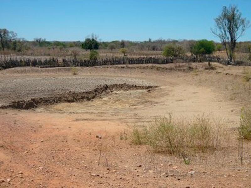 Os municípios estão sendo castigados pela seca e enfrentam dificuldades para manter o abastecimento de água