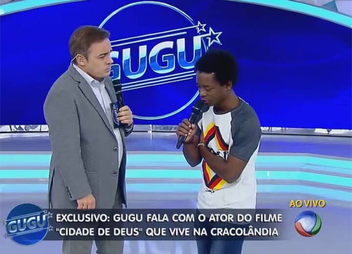 Gugu: Você usava drogas nessa época?
Rubens: Usava. Pra ser malandro e marginal, tem que estar
sob o efeito de alguma substância. Não tem como você roubar ou traficar sem a
substância. Essa é a verdade!
Gugu: Quem ataca geralmente é o pessoal do tráfico?
Rubens: Sim. O usuário de São Paulo tem o comportamento
diferente do Rio. O viciado do Rio sobe a favela que o cara
que está vendendo as drogas. Ele geralmente é o mesmo que troca tiros com a polícia. Lá, o bandido não usa crack. Já em São Paulo é diferente, o cara que
usa crack se comporta como um traficante e o próprio
traficante gosta disso. Quando a polícia procura ele, os viciados o protegem.
São Paulo é sinistro!
+ Personagens que emocionaram no Domingo Show fazem surpresa para Geraldo Luís
+ Anão humorista? Marquinhos imita Geraldo Luís contando histórias de vida
+ Gugu está no Facebook! Curta
+ Siga o perfil da atração no Twitter
