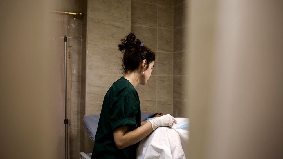 Cathy Janssens,
supervisora da unidade de maternidade do MSF em Shatila, ajuda
em um parto. “Os refugiados sírios têm muitíssimas dificuldades para conseguir
tratamento nos hospitais de Beirute. Lembro quando um pai pediu ajuda. Esteva
tentando atendimento para sua mulher grávida em cinco hospitais diferentes em
Beirute, mas nenhum deles o aceitaram. O melhor do meu trabalho acontece
quando, durante o parto, a mãe segura minha mão e me olha fixamente enquanto eu
ajudo. Esperando ansiosamente ouvir o grito de uma nova vida que chega ao
mundo. Uma vida difícil, dura e injusta, mas, ao menos, este é o mínimo que
podemos dar”