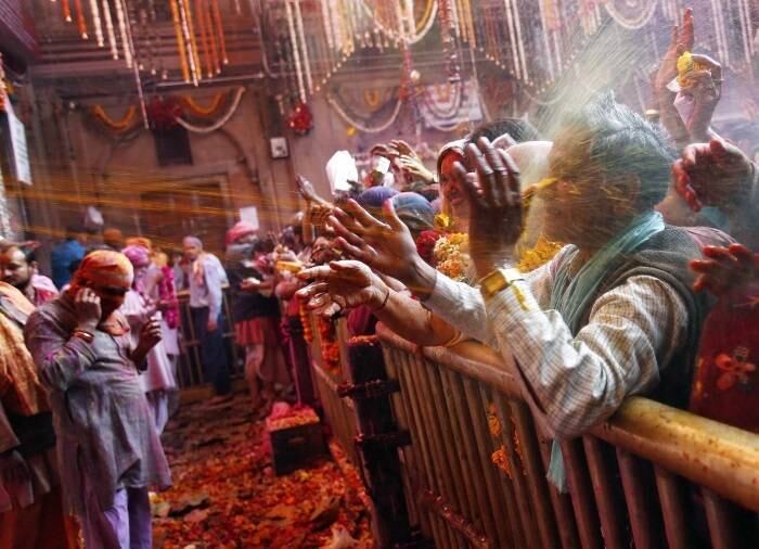 Devoto hindu reage ao
receber spray colorido no rosto durante as celebrações do Festival Holi, na Índia