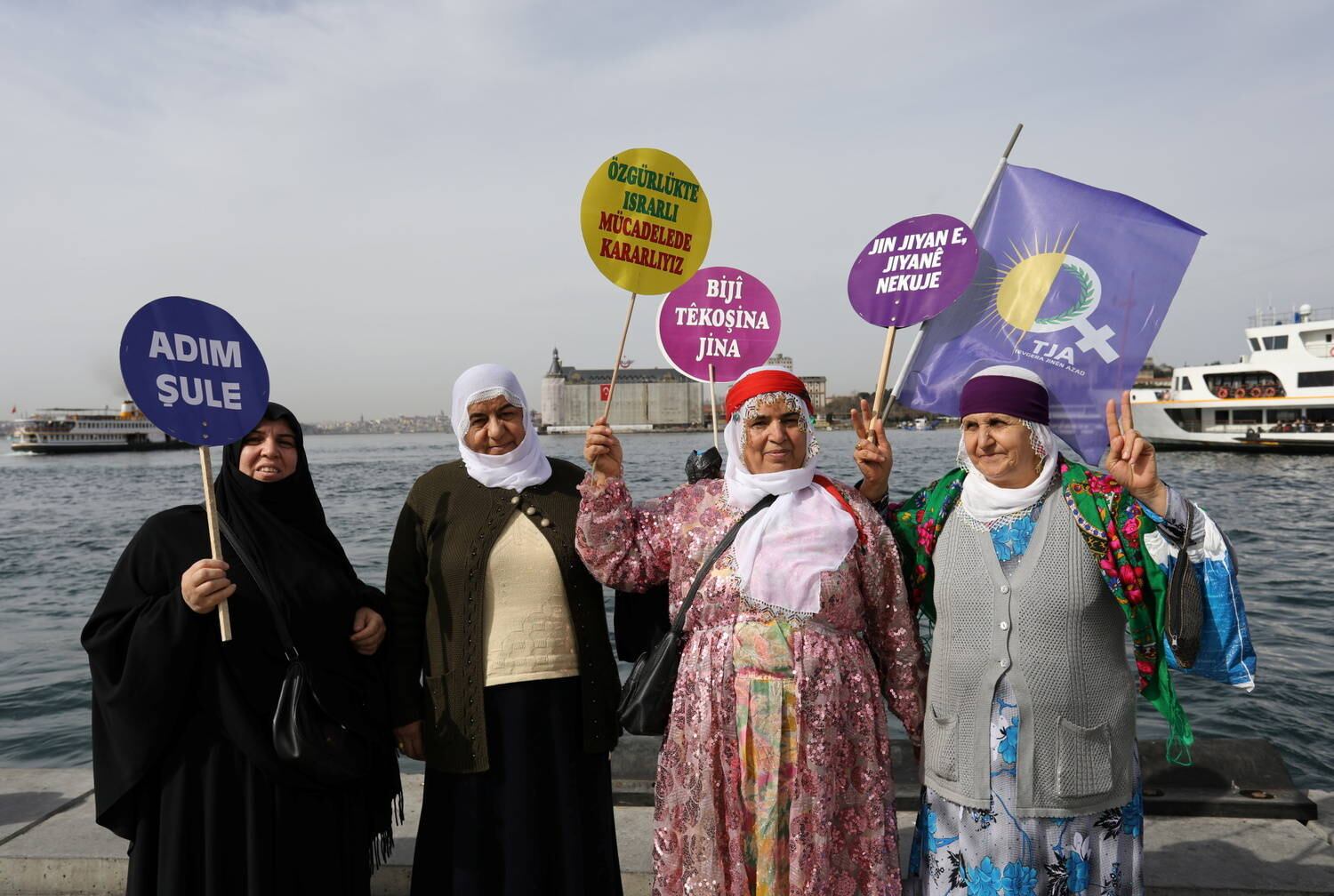 Na Turquia, até mulheres mais velhas se reuniram às jovens nas ruas para protestar