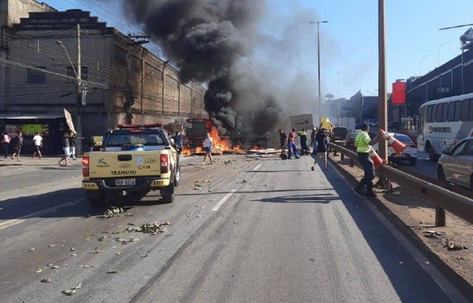 Manifestantes atearam fogo em pneus