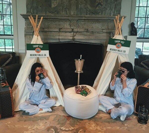 O tema do evento era acampamento e reuniu as irmãs em pijamas luxuosos na mansão em Beverly Hills