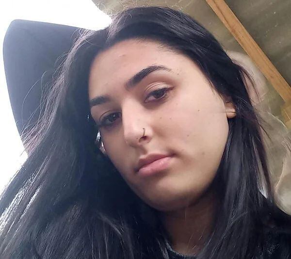 A jovem morreu na frente do namorado
