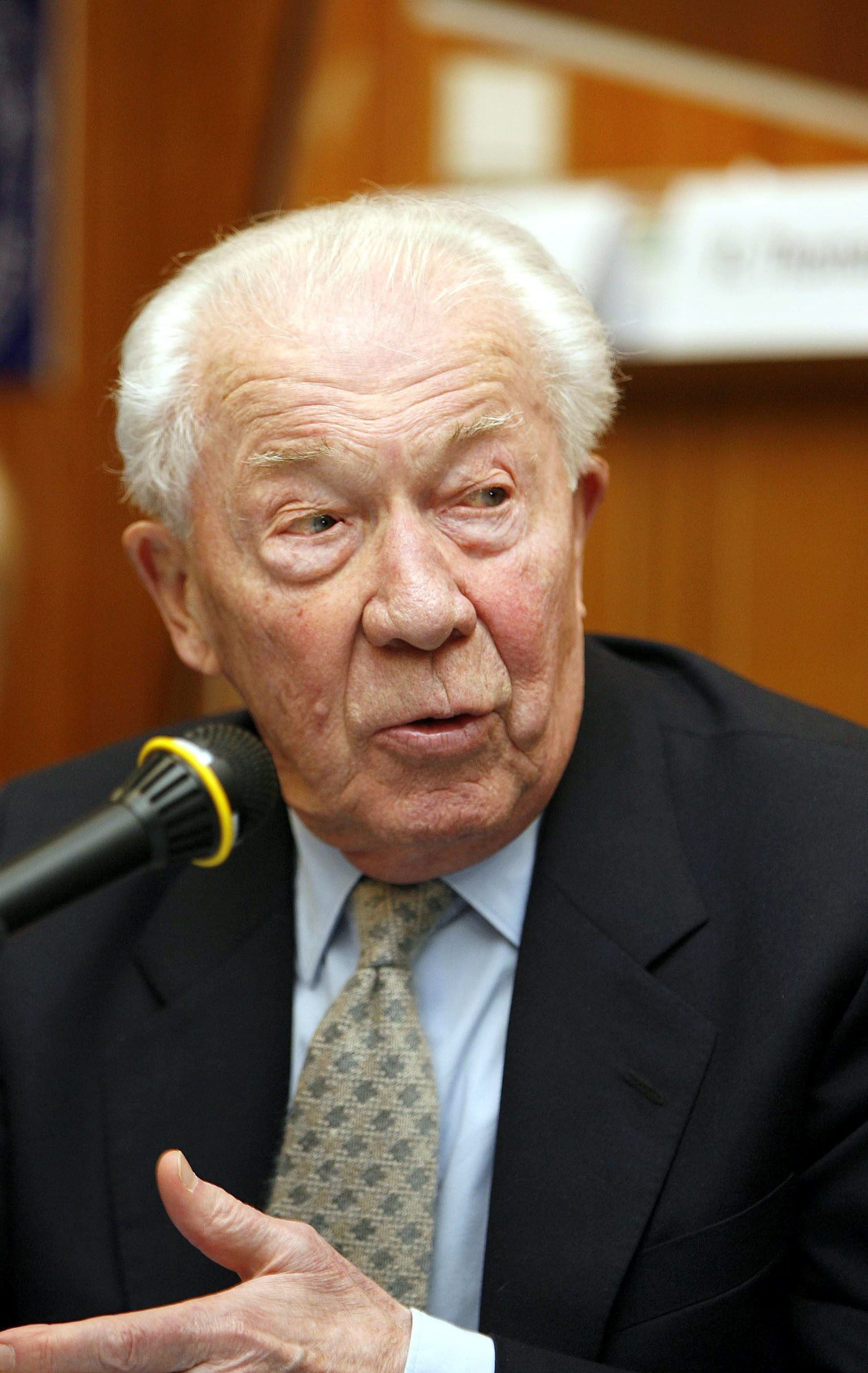 De Duve iniciou seus estudos pesquisando a insulina e depois se concentrou em bioquímica