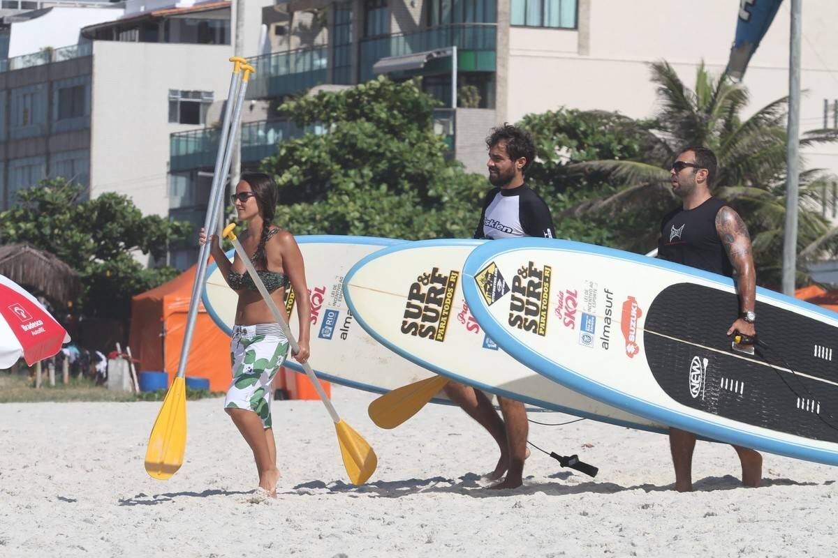 Bruno Gagliasso e Ricardo Pereira praticam stand up paddle na praia da Barra da Tijuca, no Rio