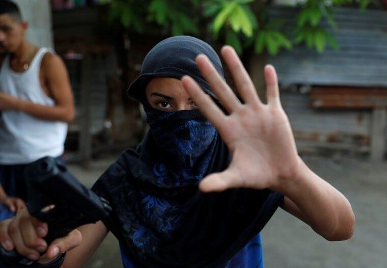 Foram tantas mudanças que ele já perdeu a conta. Seu temor era o de ver seus filhos serem obrigados a se juntar às gangues ou serem mortos. Sentindo-se sem opção, ele se juntou a milhares de hondurenhos que, junto com refugiados de outros países da região, fugiam para os Estados Unidos. A maioria dos cerca de 7 mil imigrantes é de San Pedro Sula