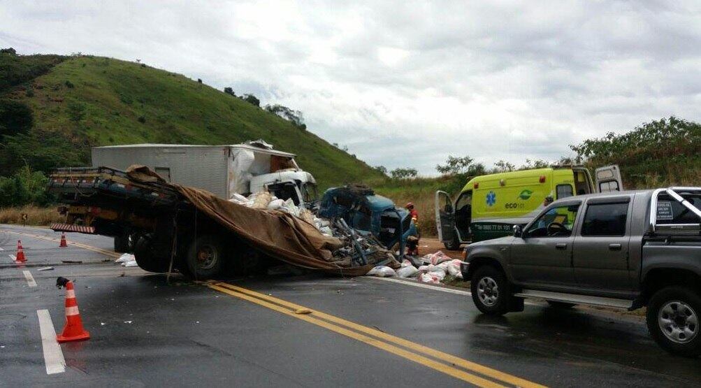 O acidente envolvendo dois caminhões resultou na morte de duas pessoas na Br-101, na altura de Mimoso do Sul