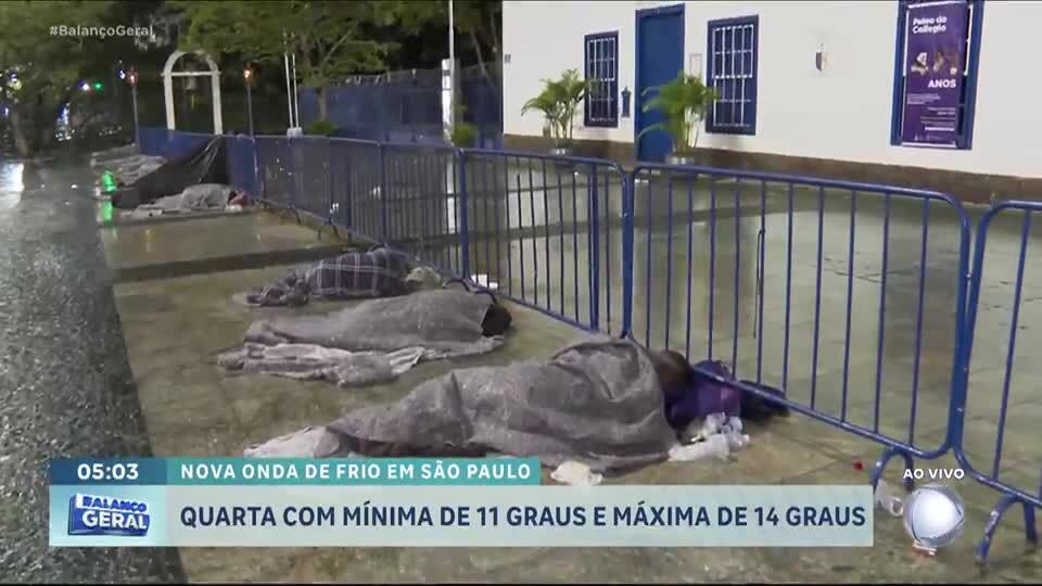 Moradores de rua buscam dormem ao relento em madrugada fria de São Paulo
