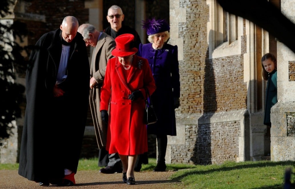 Rainha chegou para evento apenas com Charles e Camilla