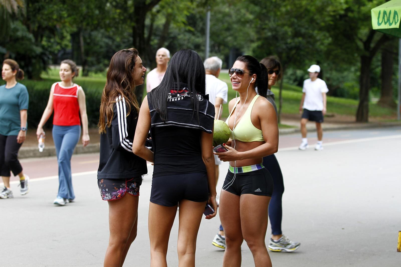 A morena se encontrou com algumas amigas