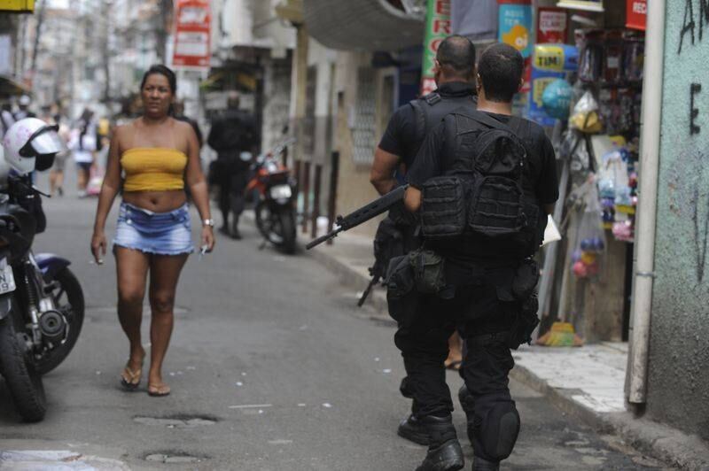 De acordo com a Secretaria de Segurança, a ocupação do Complexo da Maré demorou cerca de 15 minutos e não houve confrontos. Logo nas primeiras horas de ocupação, agentes da Polícia Federal encontraram 450 kg de maconha em uma espécie de bueiro próximo à Vila Olímpica da Maré