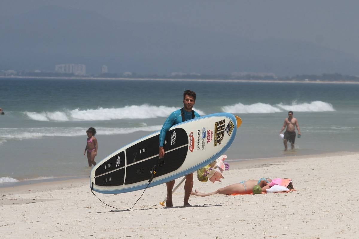 Bruno Gagliasso e Ricardo Pereira praticam stand up paddle na praia da Barra da Tijuca, no Rio
