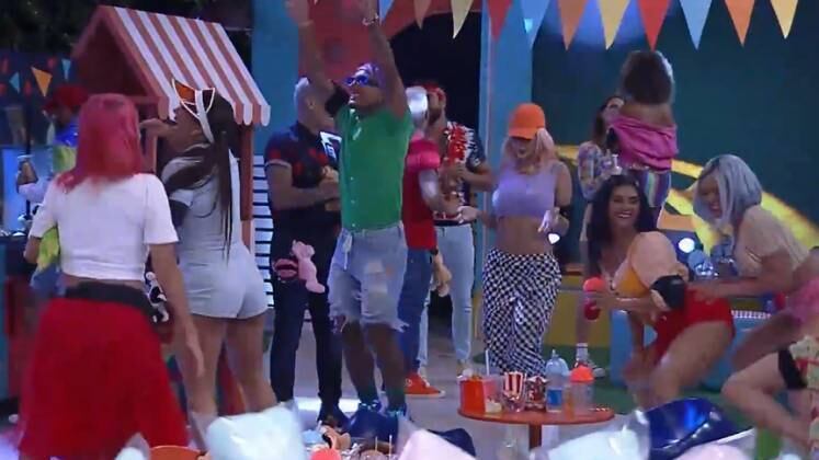 Que saudade... 

A peãozada se jogou na cantoria na Festa Parque de Diversões. Ao ouvir a música de MC Mirella, Dynho vibrou e mandou uma mensagem para a amada: "Vida, te amo". O dançarino embalou os demais participantes a dançar a canção da ex-peoa de A Fazenda 12
