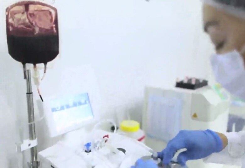 Décadas depois, a ideia de trocar o sangue do corpo voltou a ser discutida. Milionários americanos estão pagando pequenas fortunas por um tratamento à base de plasma humano. Eles recebem sangue jovem em troca de promessas de saúde e vida longa. A empresa que oferece o tratamento já atendeu 150 pacientes em dois anos 