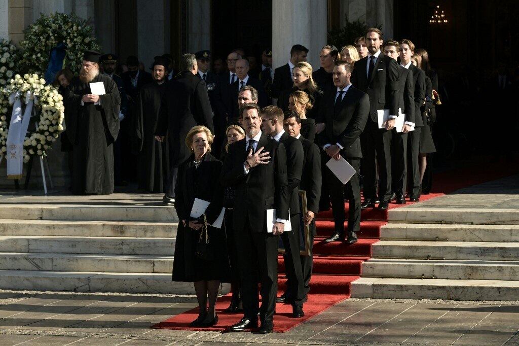 Perto dali, Kyriaki Vizinou, uma aposentada, foi mais efusiva: "Você não pode tirar um título de um rei. Ele nasceu para ser rei, ele morre rei", alegou ela