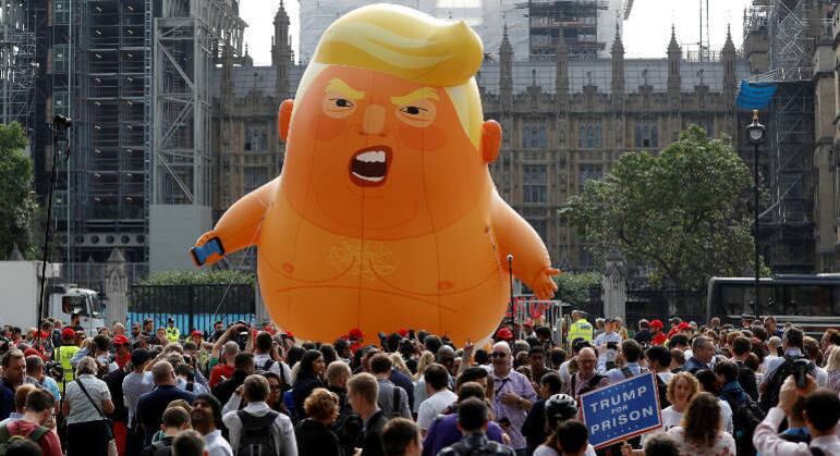 Boneco gigante representando o presidente dos Estados Unidos, Donald Trump